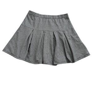 Urban Romantics Black and White Pleated Skirt relaxed size large but may run clo